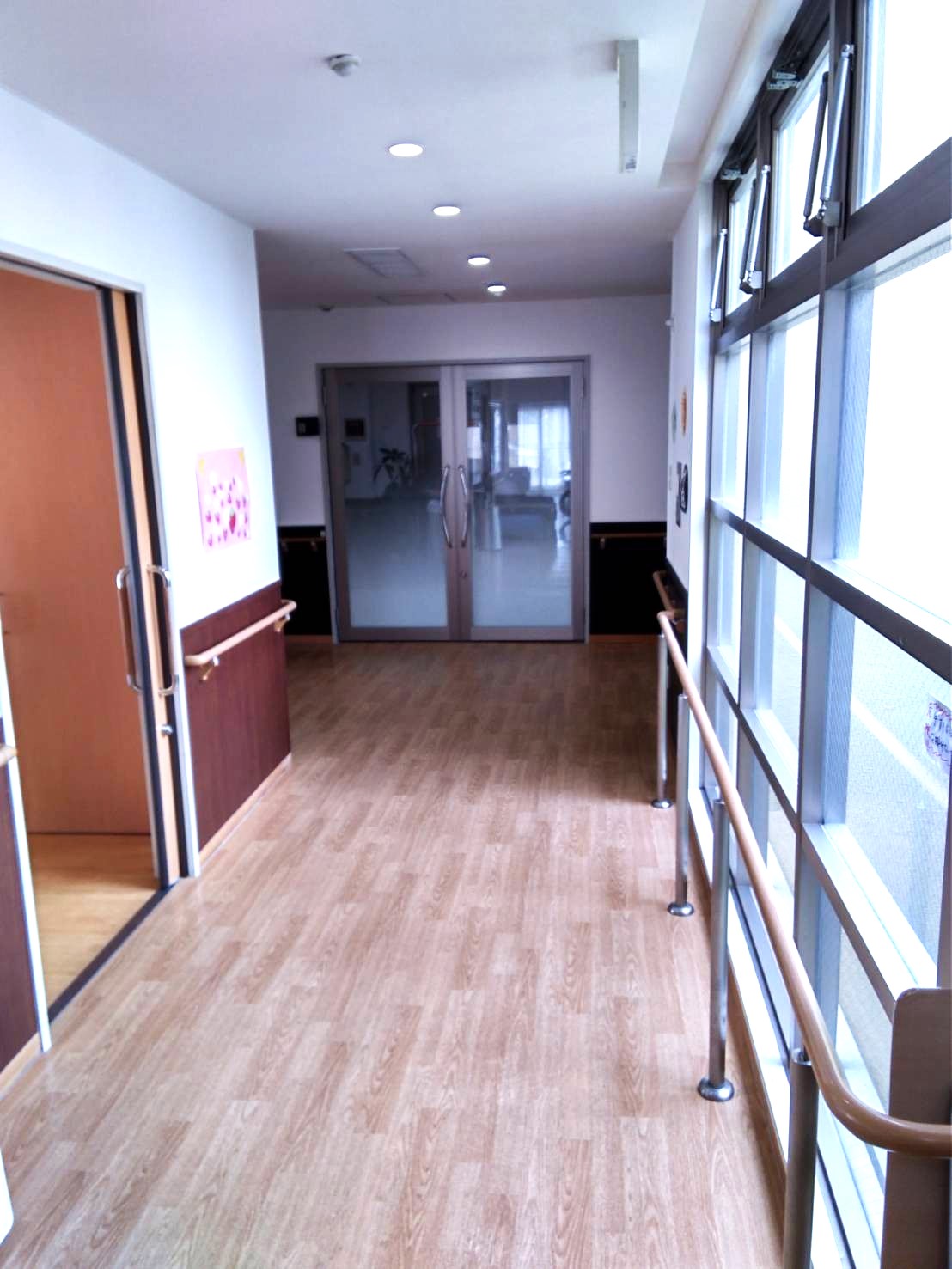 廊下　広い廊下は、大きな窓から光が差し込んでいます。手すりも付いていて、完全バリアフリーです。(グループホーム　ふれあい神戸西)